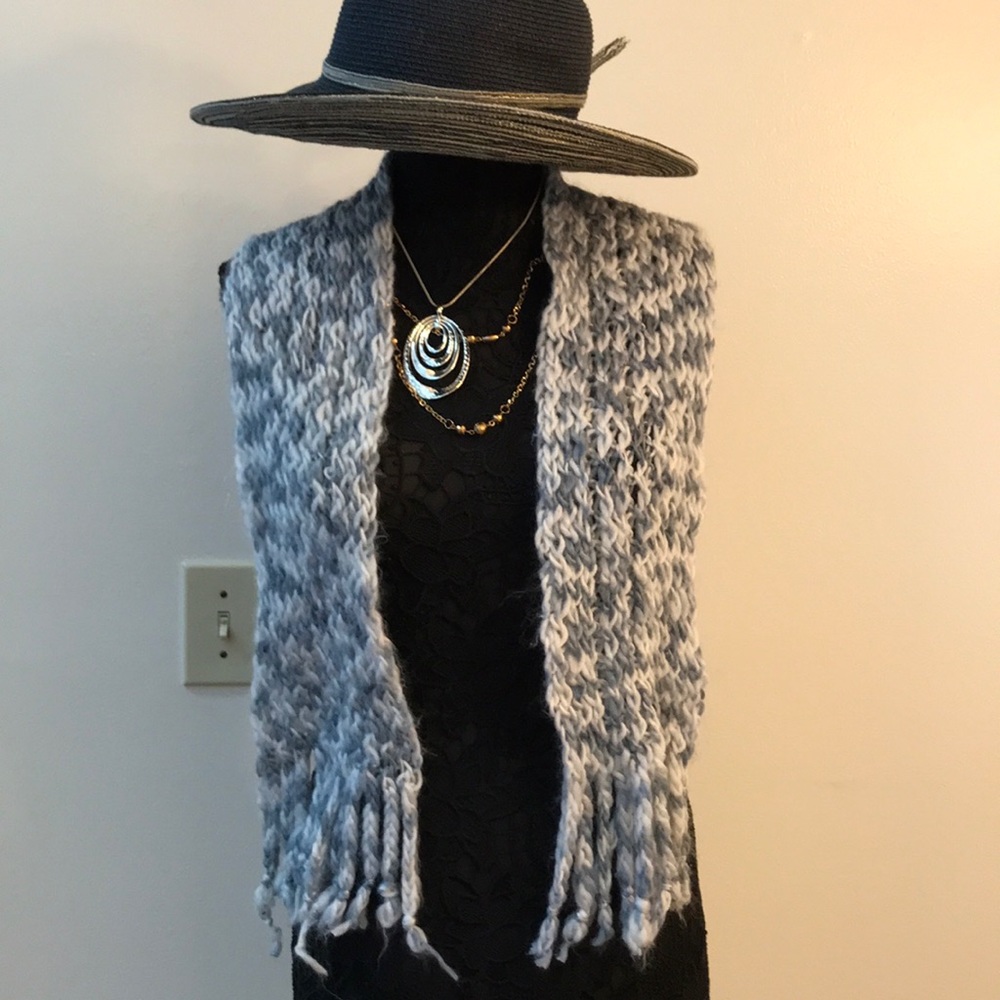 🎁5 for $10 Sale🎁Scarf fuzzy soft gray , many ways to wear , very nice